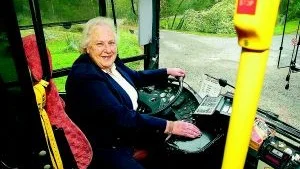 - Här bakom bussratten har jag alltid stortrivts och det händer än idag att jag hoppar in lite extra och kör någon tur, säger Yvonne Gustavsson, som äger Arkösunds Buss som kör både skolskjutsar och linjetrafik åt Östgötatrafiken.
Foto: Robert Svensson (011-200 463)
robert.svensson@folkbladet.se