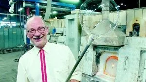 Under en period jobbade Lennart Frisk som glasblåsare i hyttan. I samband med gårdagens avtackning provade han på det igen. Foto: Titti Olovsson