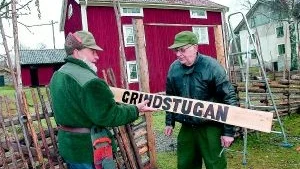Förra året satte Allan Jakobsson och Elof Lundström upp skylten med namnet Grindstugan som hembygdsgården heter. I år får Hembygdsföreningen Gamla Reijmyre kommunens kulturstipendium.