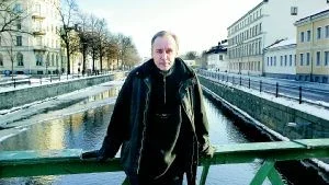 Håkan Nessers nya roman "Människa utan hund" skymtar Uppsala förbi. Möjligen blir det mer av Uppsala i kommande böcker. Det blir lättare att skildra en miljö på avstånd, säger Håkan Nesser, som snart flyttar från staden.Foto: Maja Suslin/Scanpix
