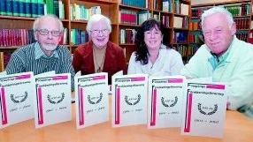 Föreläsningsföreningen firar hundra bl a med en jubileumsskrift. Delar av styrelsen, från vänster: Bror Eriksson, Gudrun Wiklund som gjort skriften, Marie Sääf och Bertil Carlsson.
Foto: Titti Olovsson (0122-131 75)
titti.olovsson@folkbladet.se</FONT