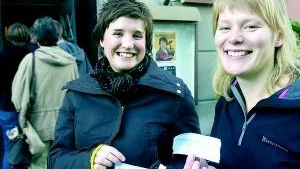 Flimmerfestivalen är bra ett tillfälle att se smalare filmer, menade Anna Weidensten, 25, och Anna Strålin, 25, från Norrköping som var glada över att ha fått tag i biljetter till fredagskvällens japanska film.
Foto: Janne Forsby (011-200 464)
janne.forsby@folkbladet.se