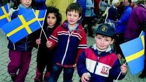 Många barn viftade med svenska flaggor på Gamla Torget, bland annat Mariam och Naja Gabro från Norrköping och Martin och Matteus Karlsson från Stockholm.
Foto: Peter Ericsson
