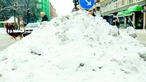 Minnesgoda läsare kommer säkert ihåg problemen med snöhögar Finspångs politiker dryftade för ett tag sedan. Kanske går cykelvägsproblemet samma väg - upp i tö?  Foto: Scanpix/arkiv