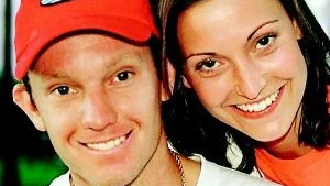 Gisella Kaltenecker från Norrköping finns vid fästmannen Thomas Johanssons sida i Wimbledon.  - Vi vill vara tillsammans så mycket vi kan, säger hon och har valt ett liv i kappsäck. 	
Foto: Pressens Bild