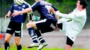 En spark i baken. Väsbys spelare försökte med många medel få stopp på IFK Norrköping. Och man höll så när på att lyckas. Här är det Stefan Thordarson som får lite omild behandling. 
Foto: Bildbyrån