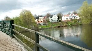 Strandpromenaden längs Strömmen vid Kneippen slutar idag vid Femöresbron. Efter många års tvister verkar det som om promenaden nu kan förlängas hela vägen fram till Riksbron, alltså längs vattnet nedanför villorna på bilden.
Foto: Ola Axman