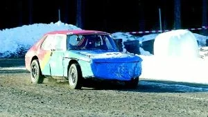 Kontroll på bilen. Jennie Hartzell, Norrköpings MK, svarade för en fin körning när hon tog hem andraplatsen i juniorklassen i Copparracet vid Eliantorp i helgen.
FOTO: GUNNAR JOHANSSON