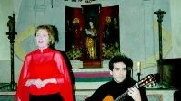 Frida Thor Bergström och Emmanuel Pautrot bildar tillsammans Duo de Falla och i lördags kväll bjöd de på stämningsfull musik i Sankta Maria kyrka.  
Foto: Gunnar Johansson