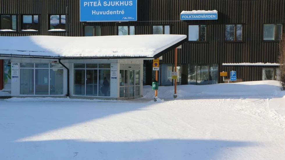 Enligt rutinen ska det sandas varje morgon, men vid lunchtid i måndags var det osandat utanför sjukhuset.