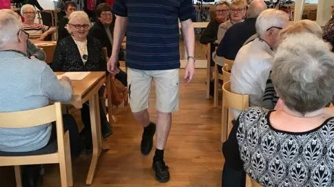 Vårens och sommarens mode visades av PRO Jävres egna medlemmar.