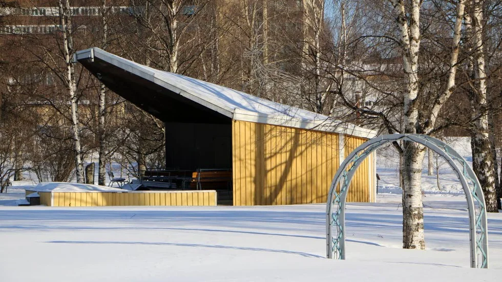 Badhusparkens scen rivs i höst till en kostnad av 500 000 kronor. Men först i juni blir det klart om fritids- och kulturnämnden får pengar att bygga en ny nästa år. (Arkivbild)