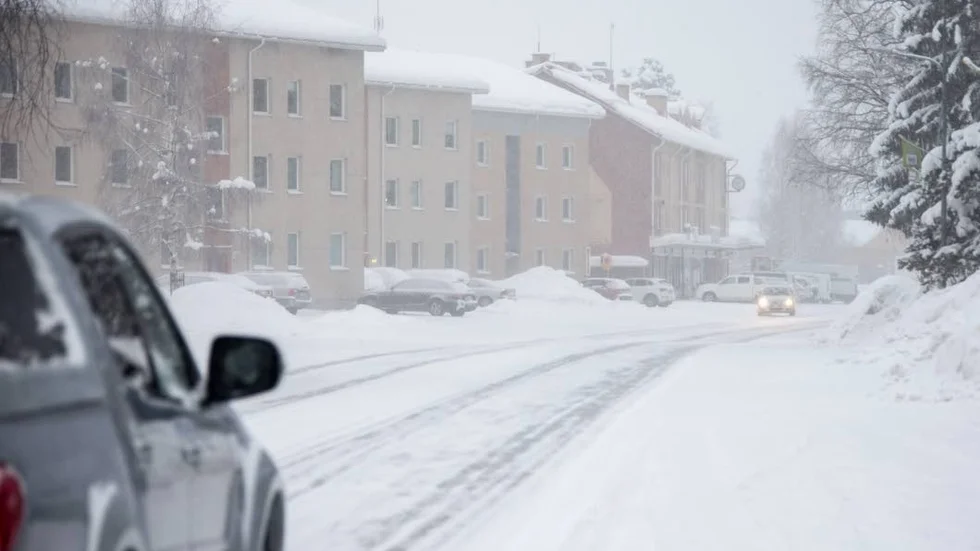 Asfalten längs Storgatan innehåller stenkolstjära. Kommunen kräver att Trafikverket tar bort den i samband med ombyggnationen av gatan.
