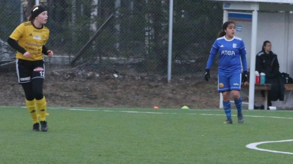 Sara Berg (blå) blev tvåmålsskytt för Storfors.