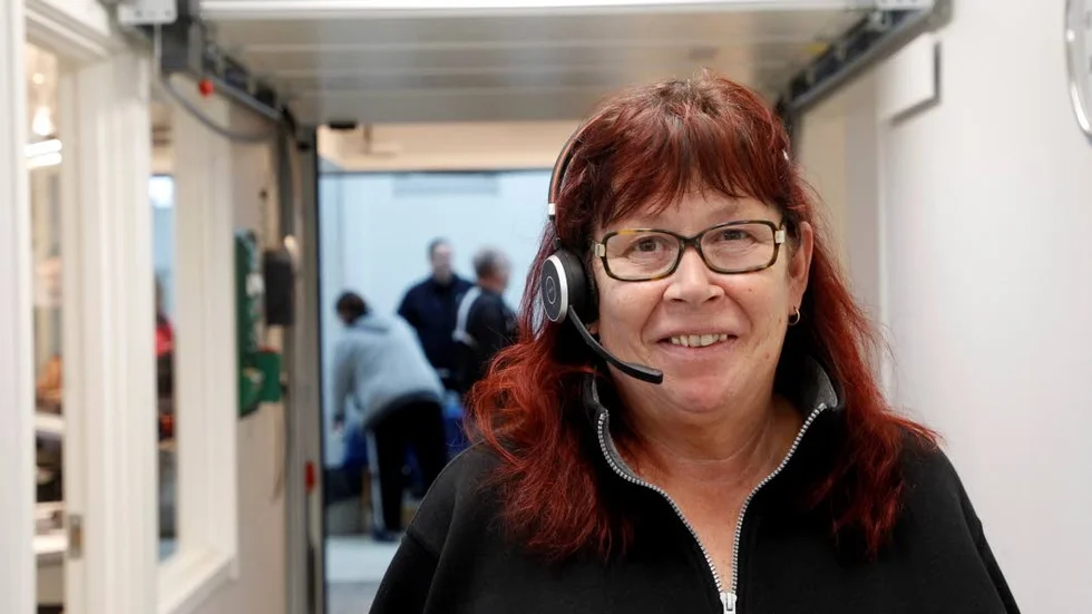 Sara Risberg säger att det både är många äldre och nyanlända som betalar kontant men som blir av med den servicen.