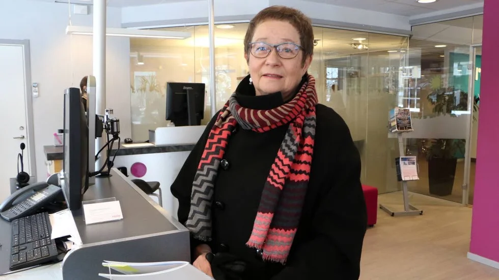 Anna-Greta Johansson vill boka en resa till Kreta i september. "Jag skäms inte för det. Jag bor i skogen och lever miljövänligt och den här resan betyder mycket för oss".