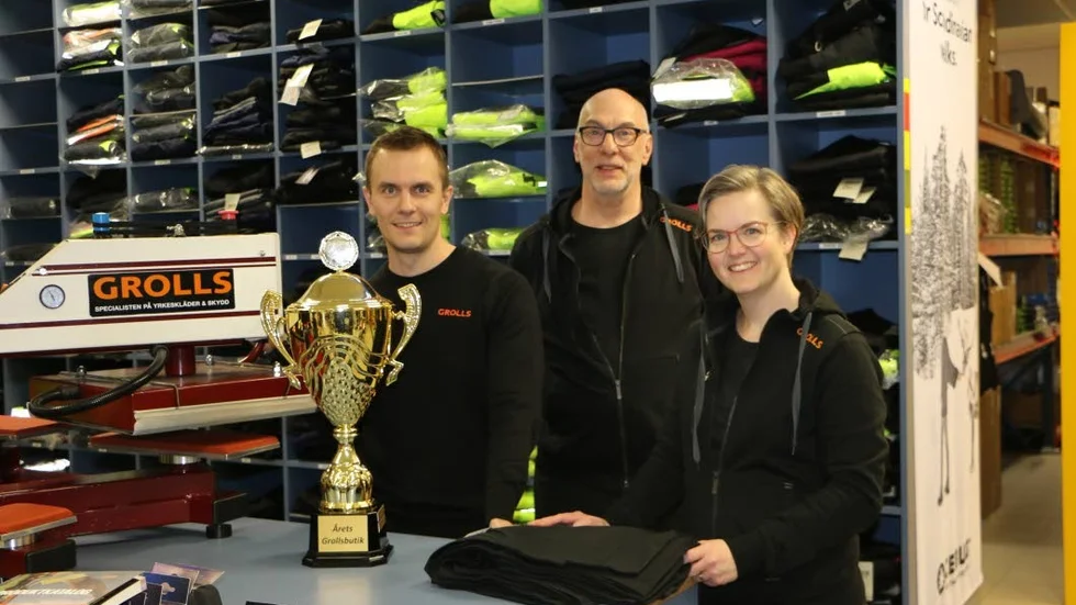 Erik Sandström Wallinder, Krister Lundqvist och Terése Söderlund fick med sig en fin pokal från koncernträffen i Jönköping. Butiken i Piteå utsågs nämligen till Årets Grollsbutik.