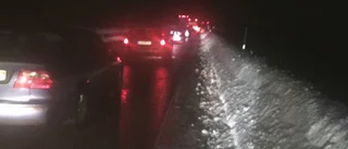 Halkan stoppar trafiken på E4