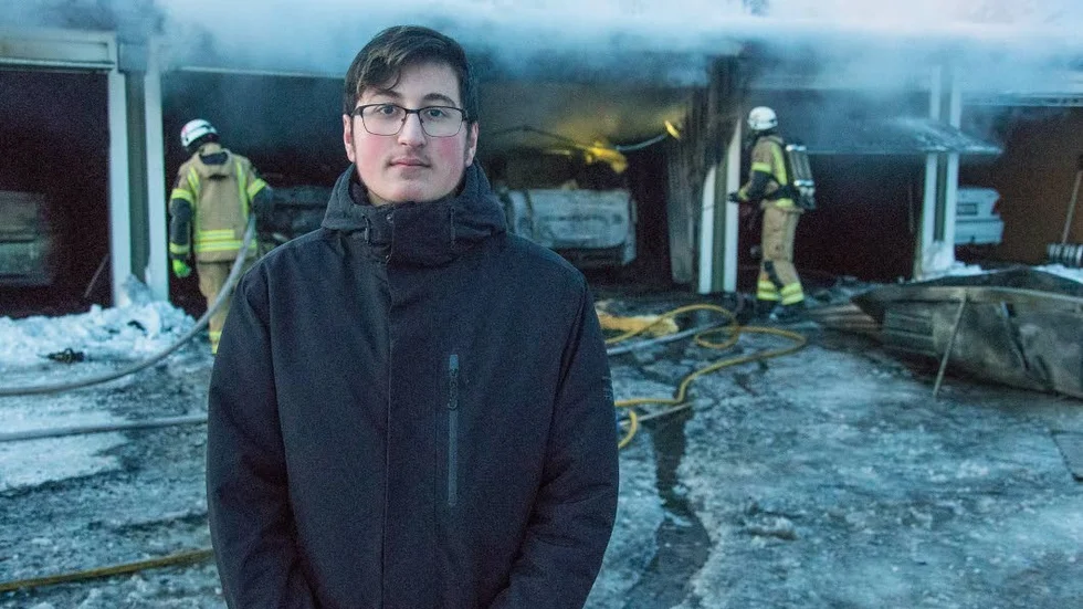 Amez Aziz blev rädd och chockad när familjens bil började brinna. "Jag skulle till skolan med mamma, hon jobbar på min skola", säger han.