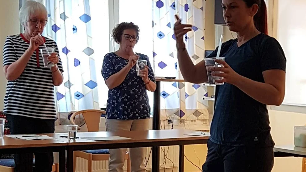 Röstträning pågår. Personerna heter Barbro Wilén, Maria Eriksdotter och röstpedagog Emma Rönnqvist.