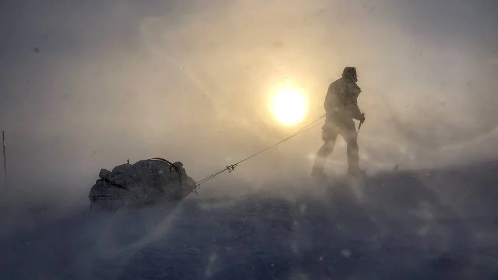 Det väntas fortsatt tufft väder i fjällkedjan.