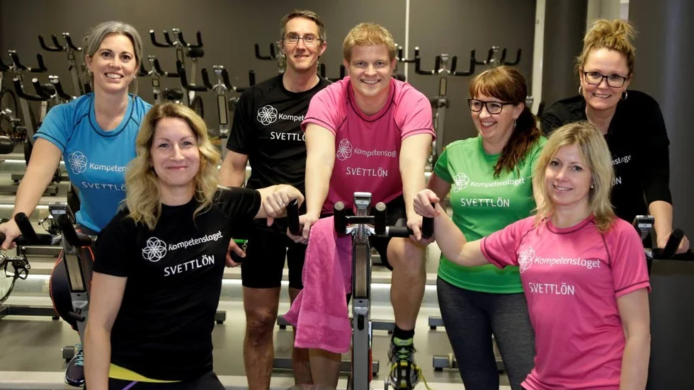Pulshöjande. Maria Markström, Helena Strand, Anders Lindberg, Peter Strand, Helene Löwinger, Monica Eliasson och Kia Svensson i spinningsalen.