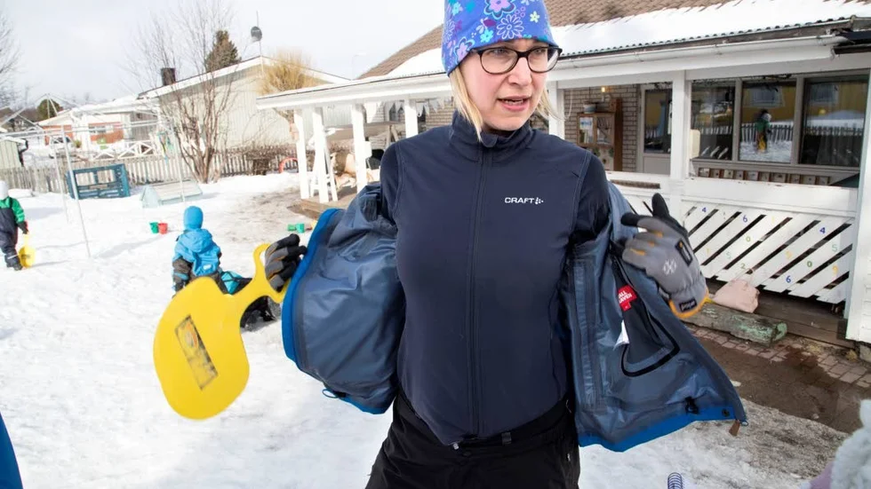 Josefine Lundmark Bodén visar västen hon har under skaljackan. "Eftersom vi är mest utomhus så satsar vi mest på ytterkläder, men vi har även kläder för att ha inomhus".