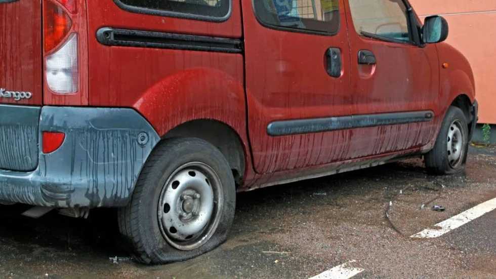 Sabotage. Vandalerna tog tid på sig med bilen. "På ett av däcken har de skurit bort massa gummi, och det är ju inte det lättaste", säger Kenneth Sandgren.
