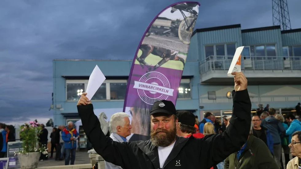 JUBEL. Alterbon David Jonsson vann 100 000 kronor i publiktävlingen när Etosha Boko skar mållinjen som etta i V75-6.