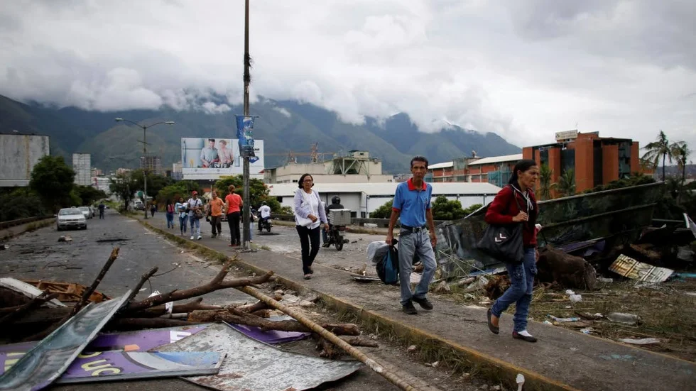 Det är politisk kris i Venezuela. Arbetslösheten har dessutom stigit kraftigt, det är brist på mat, vårdcentraler och sjukhus larmar om att det är slut på mediciner.