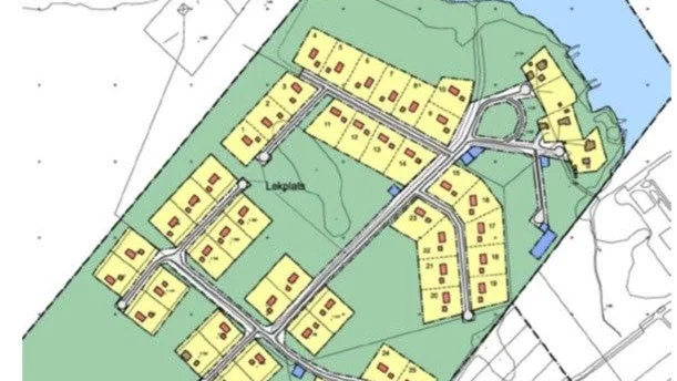 Karta. Så här är det tänkt att bostadsområdet Renlyckan ska se ut. Förutom 42 tomter med hus nära vattnet, blr det även stora grönytor.