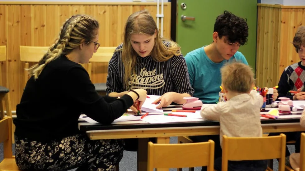 BESÖKARE. Renato och Amanda besökte Hortlax kyrka under högmässan och ritade och pysslade tillsammans med församlingens barn.