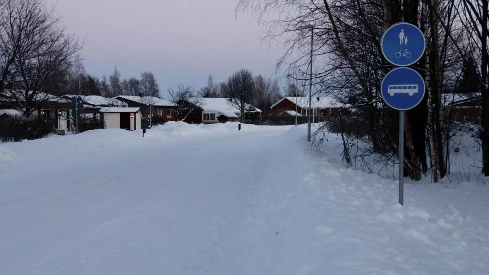 Avslag. Skyltarna har fått sitta kvar i väntan på domstolens beslut, som blev ett avslag. Fritt fram för bilar alltså.