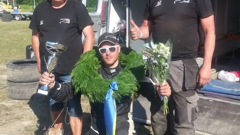 . Från vänster pappa Peter Christoffersson, segraren i 2400 Tommy Carlström och Tommys farbror Anders Christoffersson. Vovven heter Morris och är alltid med.