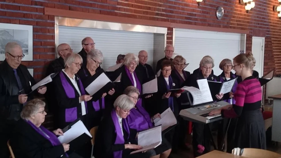 Körsång. "Nya röster" underhöll med entusiasm och sångförmåga.