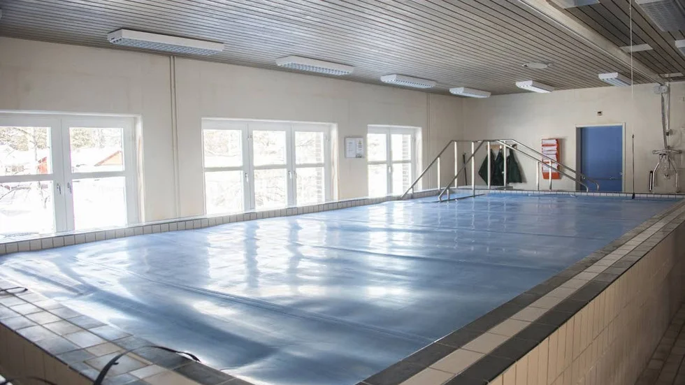 Stängd. I slutet av februari stängdes bassängen av Region Norrbotten, med hänvisning till att avtal saknas med kommunen sedan de köpte fastigheten. Detta trots att cirka 80 personer uppges vara remitterade till bassängträning i Arvidsjaur. (Arkivbild)