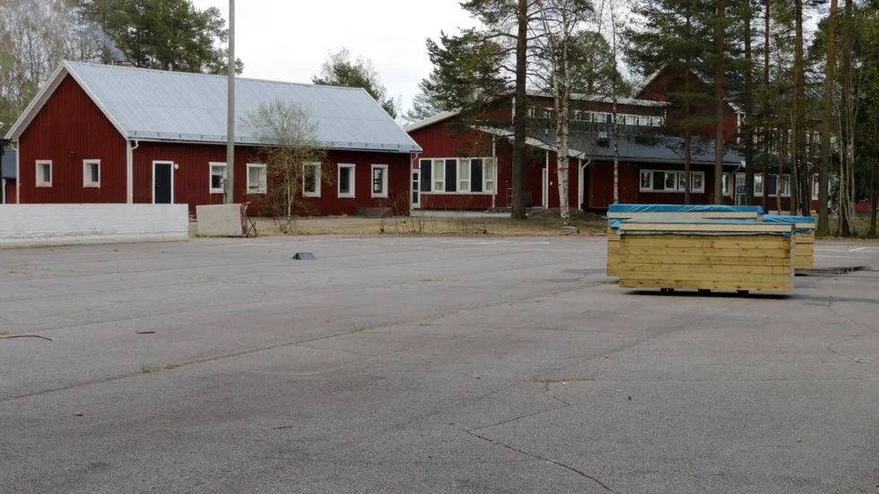 Plats. Förslaget är att förskolemodulen ska placeras på den delen av hockeyplanen som är närmast skolan.