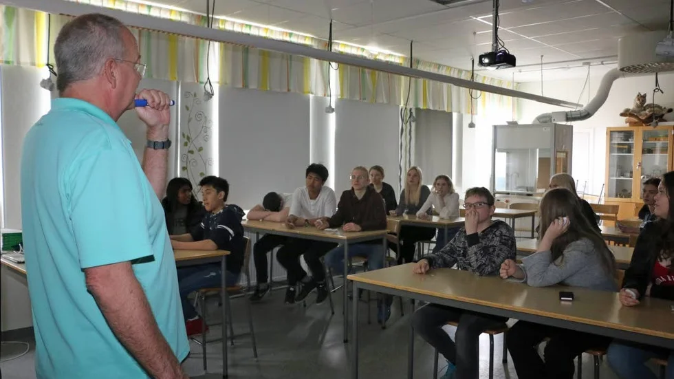 Klasser. Fem föreläsare turades om att prata i olika åttondeklasser under tisdagen. Bent Christensen, , lektor vid institutionen för ekologi, miljö och geovetenskap vid Umeå Universitet hade en populär frågetävling om djur.