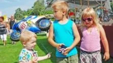 Marcus, ett år och nio månader, Jesper, 6, och Maja Eklund från Borggård, 3, var några av de yngsta besökarna under den heta marknadsdagen. Foto: Magnus Johansson