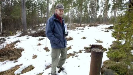 - Att den här underbara skogen här i Svärtinge, ska bebyggas med fyra- och femvåningshus kan vi bara inte acceptera, säger John Palm, som bor granne med de planerade höghusen i Ryssnäs, Svärtinge.