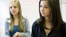 Belinda Vernica och Linda Bajrami tycker inte att det är någon lysande idé med betyg redan i sjätte klass.