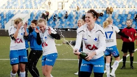 Målskytten Sandra Landberg Carlzon startar firandet med att spruta bubbel.  Foto: Henrik Witt