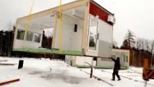 Här lyfts en del av den nya paviljongen för Åbymoskolans elever på plats, vid Hultdalslskolan. Paviljong nummer två kommer att stå vid Åbymoskolan.Foto: Anita Kjellberg