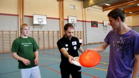 Världsmästaren Tomas Burvall lärde ut tips och teknik till klasskompisarna Alexander Källman och Kevin Haeffler.  oto: Charlotte Delaryd