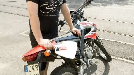 - NTF:s utspel mot mopedbranschen och för höga hastigheter, är ett rent hån mot oss mopedhandlare, som följer lagen, säger Fredrik Landers, som äger Cykel- och mc-centrum på Finspångsvägen.Foto: Robert Svensson