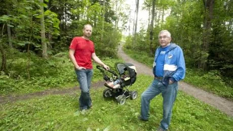 Norrköping står inför ett vägval, Sigge Gustafsson och Tryggve Johanson hoppas valet blir att bevara skogen. Foton: Robert Svensson