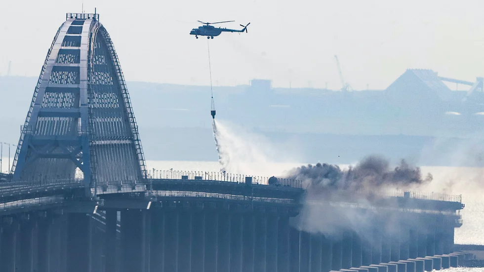 En stor brand härjade tidigare på bron, som även delvis kollapsade. Bilden kommer från den ryska statliga nyhetsbyrån Tass.