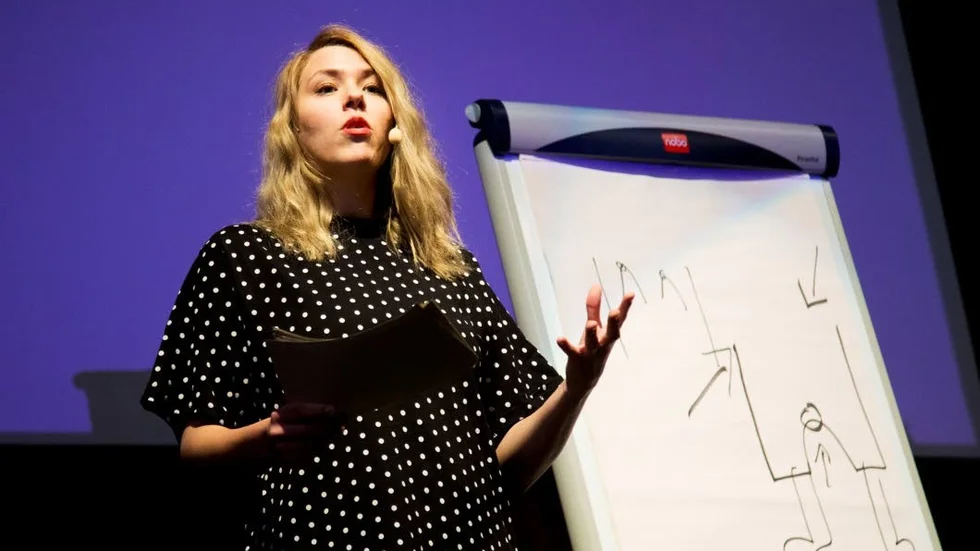 ”Är man för tråkig, eller för sexig? Eller är man för extrem? Är ryggen rak och brösten uppåt? sade Alexandra Andersson, som pekade på att tjejer lever hela tiden under ett tvång kring hur man ska uppträda eller se ut.