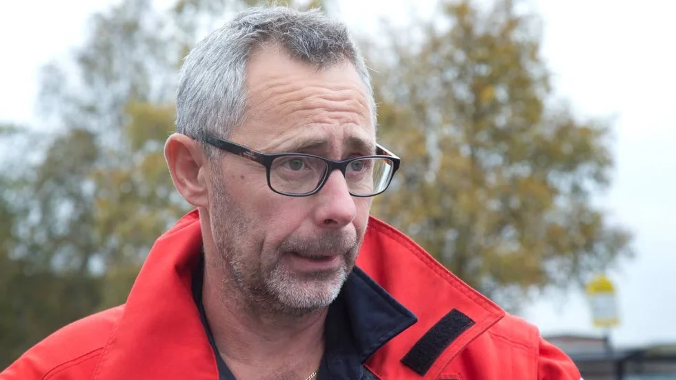 "Det har läckt från en bil främst i kurvan och det ligger ytligt på vägbanan. Vi lägger ut sorbtionsmedel som suger upp och som vi sopar upp sedan", säger Stefan Sjöberg, insatsledare.