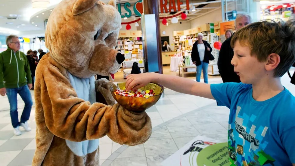Lukas Cleve, 9, bjöds på godis av Gallebjörnen.